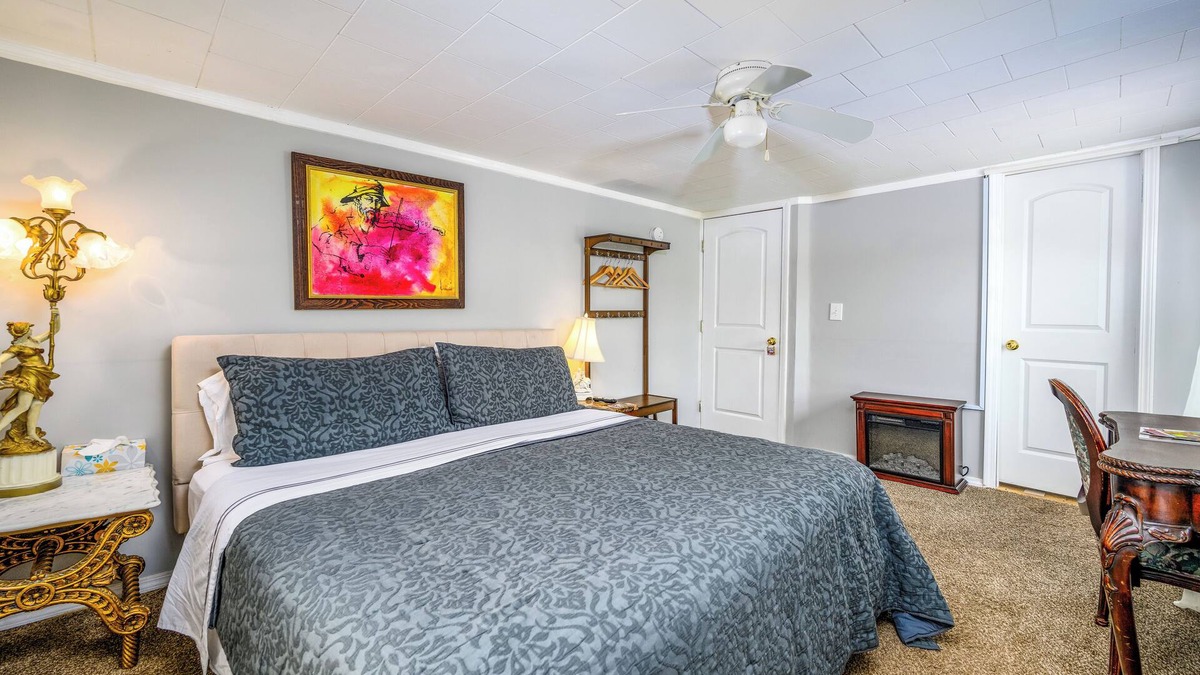 Maplecrest Bed & Breakfast | Fiddler On The Roof Room Room with mountain views, a King-Size bed, en suite bathroom, and FREE breakfast. It sleeps 2.