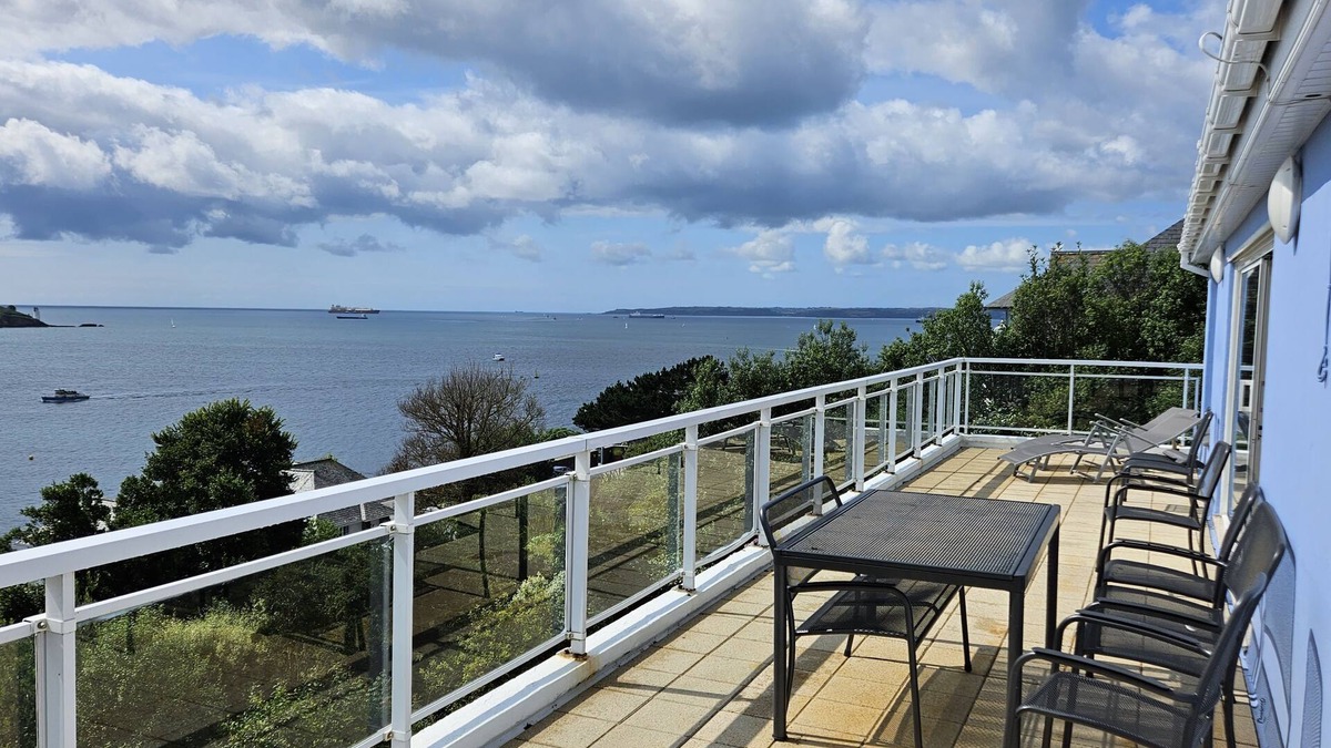 St. Mawes Cottage | Fiddlers Green - a holiday home that sleeps 12 guests in 5 bedrooms