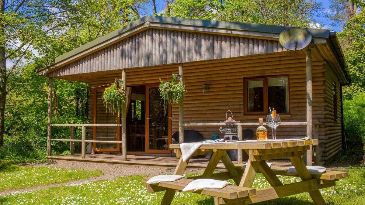 St. Florence Cottage | Fiddlers Green Log Cabin, Tenby