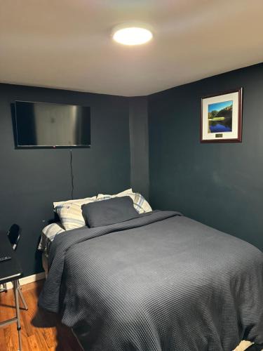 Irvington House | Fidelia Crystal Room, Queen Bed minutes from Newark Liberty International Airport and Newark Penn Station