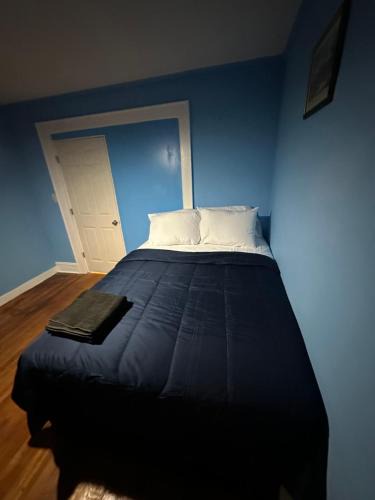 Irvington House | Fidelia Diamond Room Queen Bed Minutes from Newark Liberty International Airport and Newark Penn Station