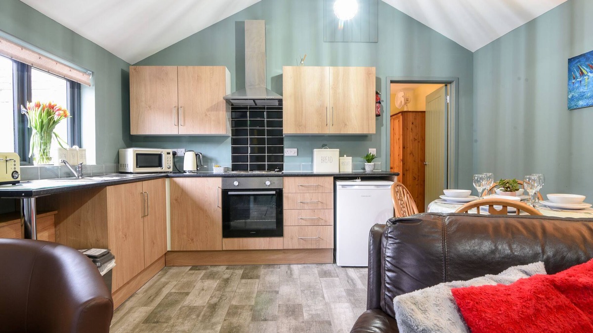 Raymonds Hill Cottage | FIELD VIEW AT COOMB BANK FARM, pet friendly in Raymond's Hill