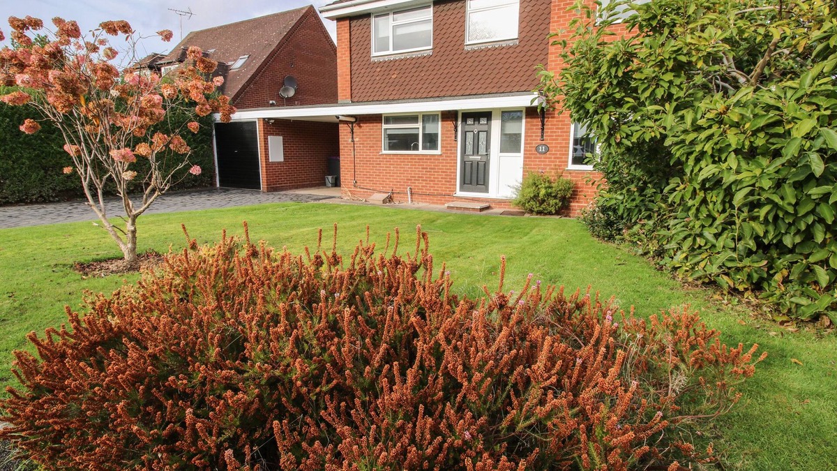 Newport House | FIELD VIEW, pet friendly, with a garden in Edgmond, Shropshire