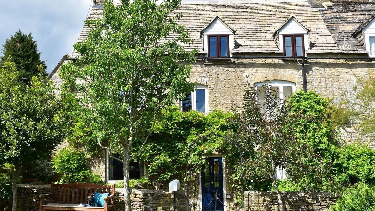 Laverton House | Field View - sleeps 5 guests in 3 bedrooms