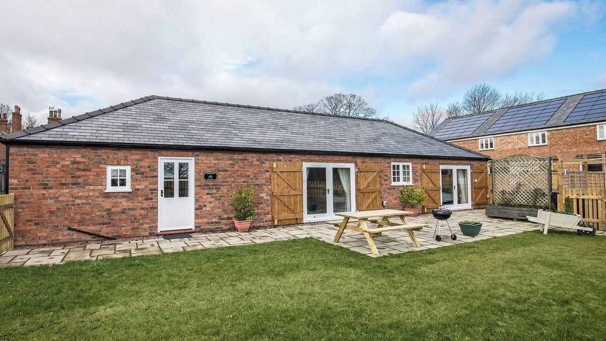 Wainfleet All Saints Cottage | Field View - UKC2304