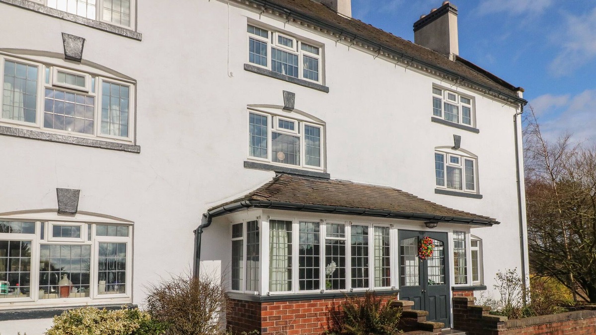 Forsbrook House | FIELDS FARM, family friendly, luxury holiday cottage in Cheadle