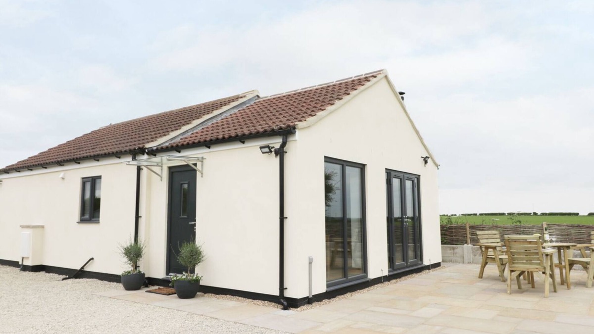 Muston Cottage | FIELDSIDE, pet friendly, with open fire in Hunmanby