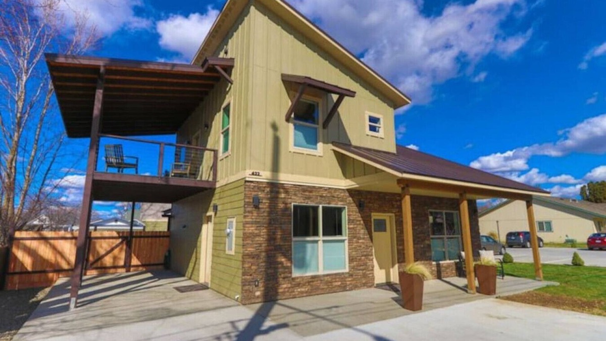College Place House | Fieldview Loft · Brand New Property! Fieldview, close to S Wineries