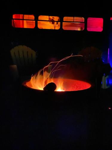 Woodbury House | Fiery Peak Glampsite with Stargazing & Hot Tub