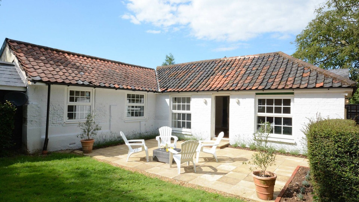 Pettistree Cottage | FIG COTTAGE, PETTISTREE, pet friendly, with a garden in Woodbridge