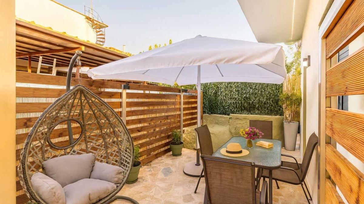 Filiatra Apartment | Filiatra Welcoming Hideaway - A Cozy Urban Escape