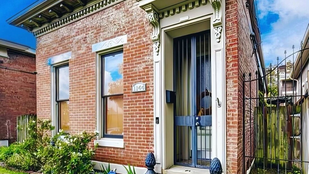 Shelby Park House | "Fillies and Lilies" Historic Home - Close to DERBY - Shuffleboard - Firepit