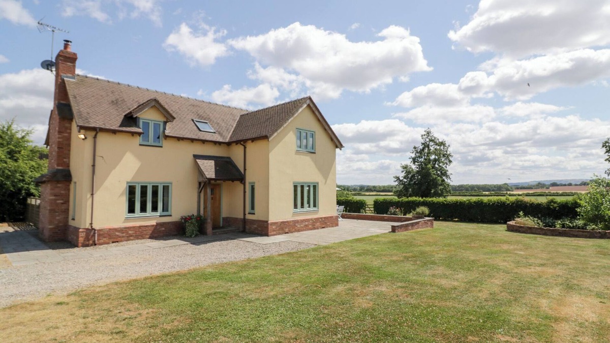 Hay-on-Wye Cottage | FILLY BROOK, pet friendly, with hot tub in Bishop's Frome