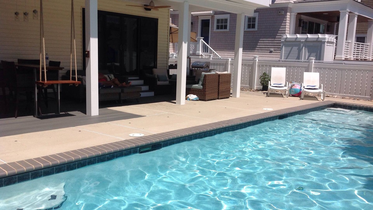 Avalon House | Final weeks of the season. Book now.