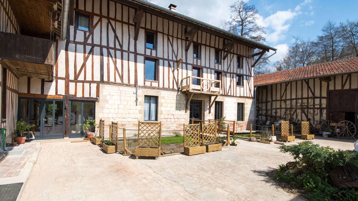 Saint-Amand-sur-Fion Villa | Finca 'Moulin du Ruet' with Garden & Wi-Fi