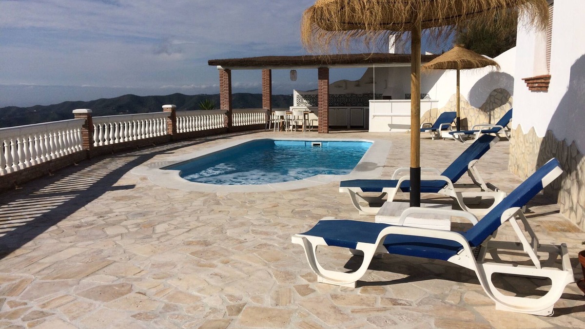 Velez-Malaga House | Finca with a fantastic view of the sea and the mountains