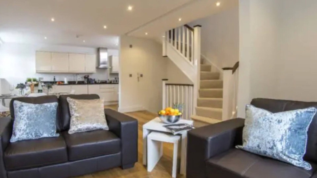 Finchley Church End Apartment | Finchley Central - Luxury 2-3 bed triplex apartmentn