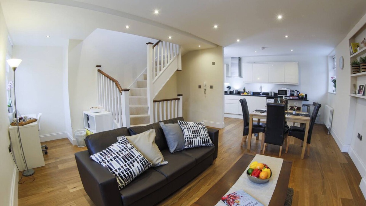 Finchley Church End Apartment | Finchley central - Spacious 2-3 bedroom triplex apartment