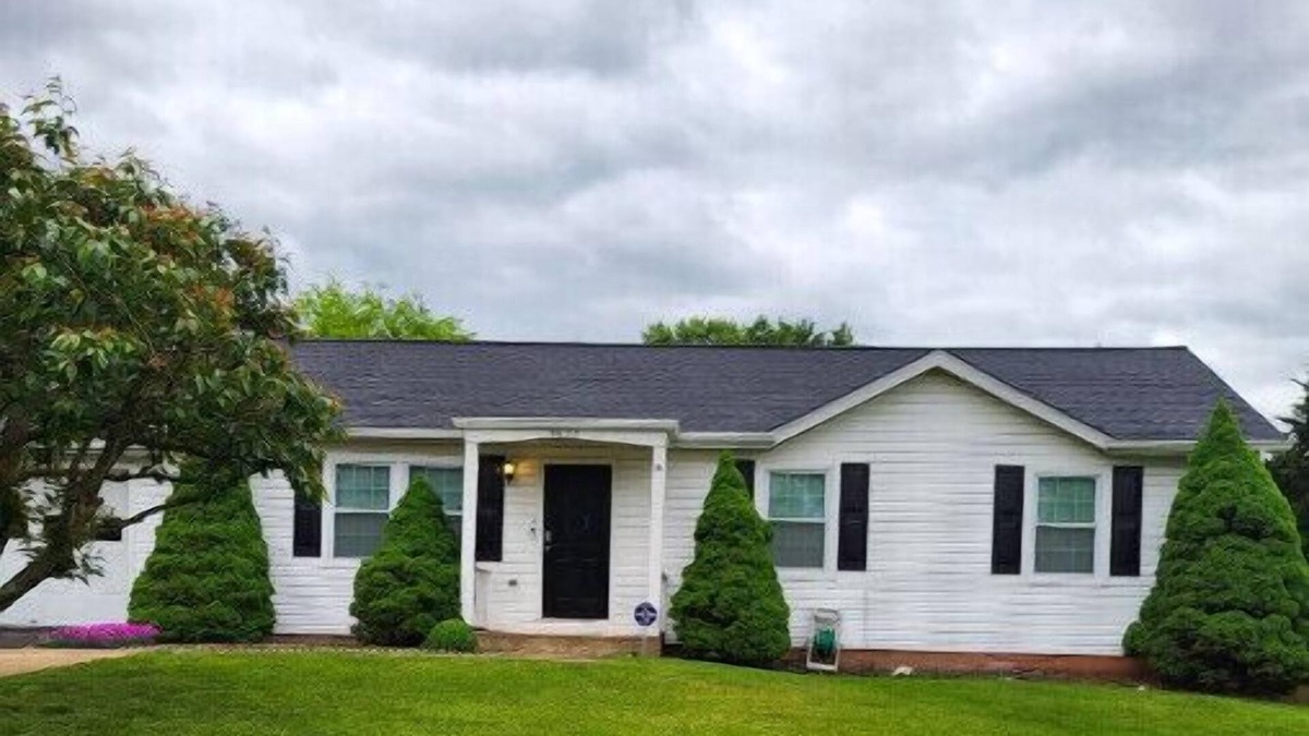 Manassas Apartment | Find Your Dream Home: Unique and Convenient 2-Story House!
