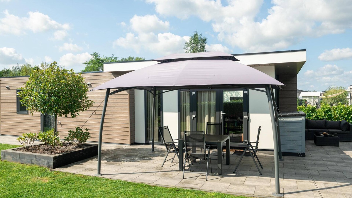 Molenschot House | Fine chalet with a garden in a small park