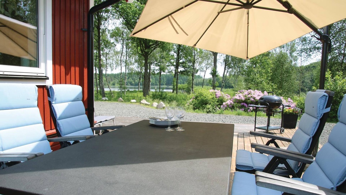 Perstorp House | Fine cottage on the edge of the forest with fireplace and large terrace on a lake property on the ed