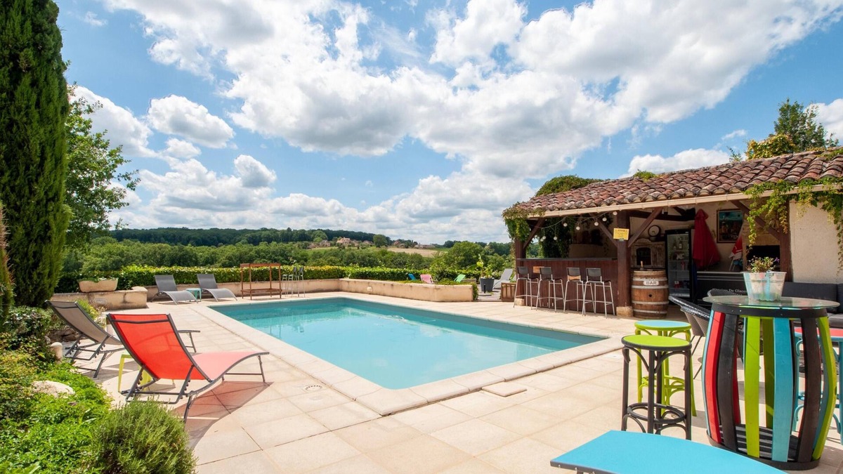 Degagnac House | Fine small holiday home with a shared pool