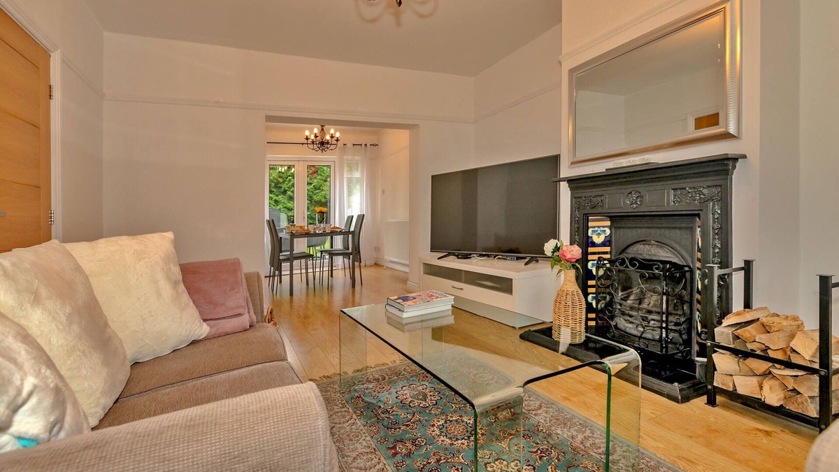 Solihull House | Finest Retreats | DeBarnes House