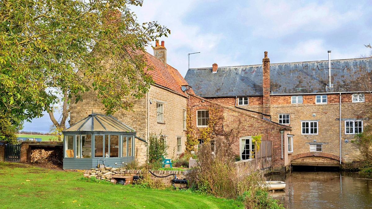 Thrapston House | Finest Retreats | Islip Mill House - Luxury Riverside Home