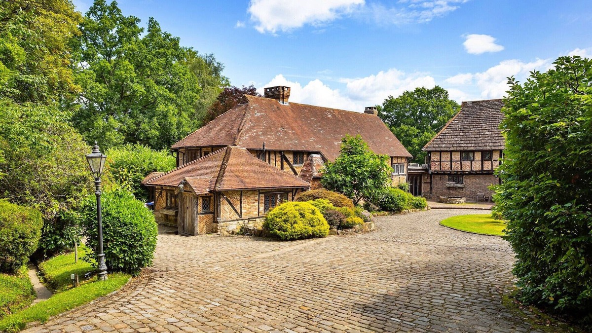 Crawley Down Cottage | Finest Retreats | Sandhill Cottage with Hot Tub