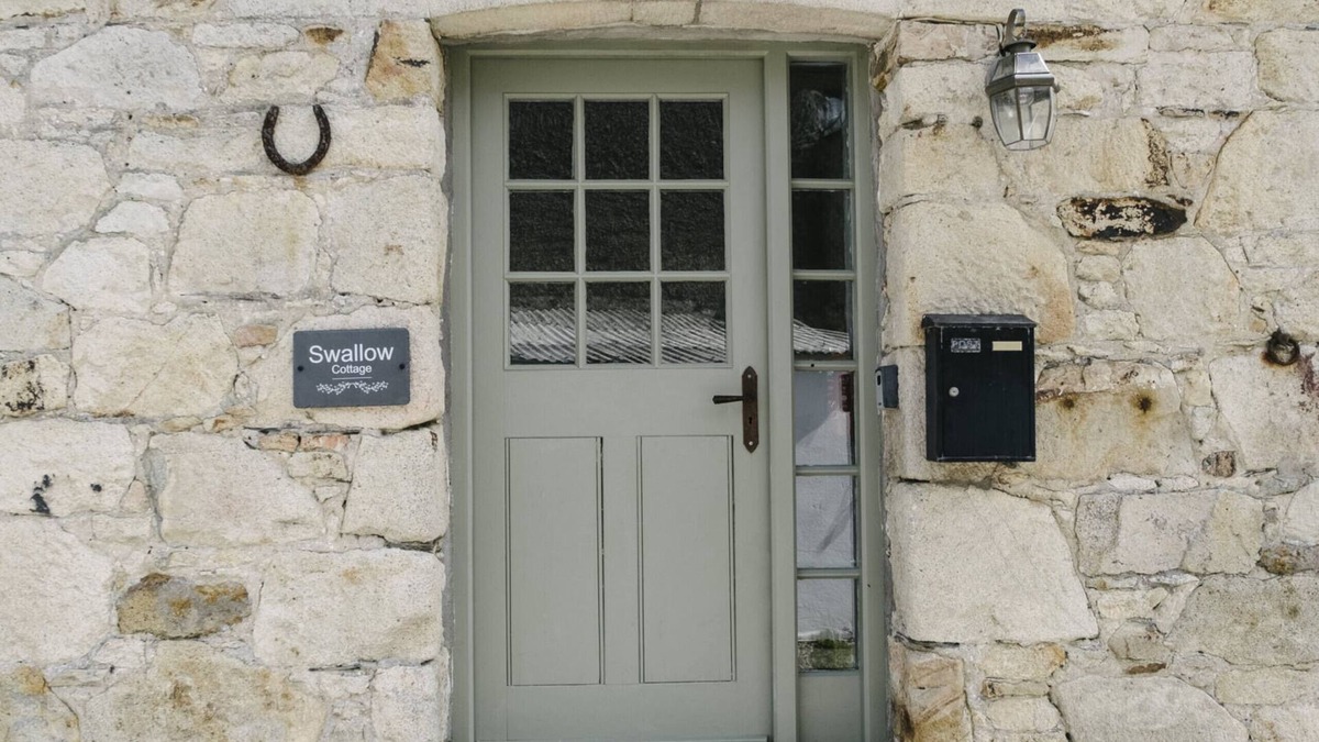 Sticker Cottage | Finest Retreats | Swallow Cottage