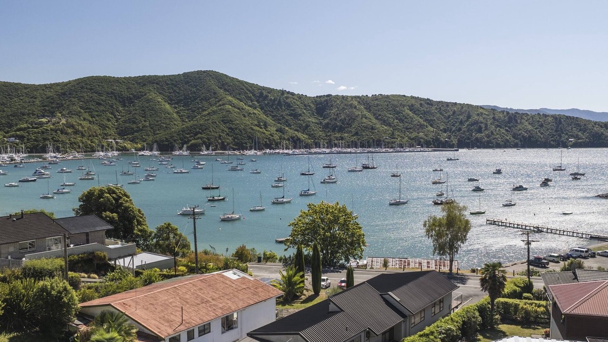 Waikawa Bay House | Finlay Waterfront - Waikawa Holiday Home