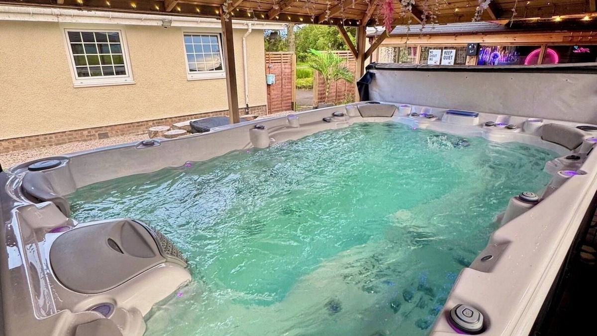 Saddell House | FINN VILLAGE Mountain View Cottage Garden & XXL HOT TUB