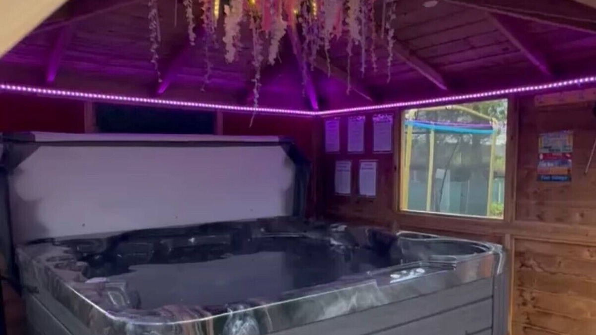 Glasgow House | FINN VILLAGE Raspberry Cottage HOT TUB Gazebo Private Garden