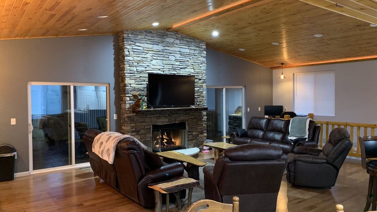 Johannesburg House | Finnegan RoadHouse - 7 Bedrooms, 5 Bath, on 10 Acres. Ideal for large groups.