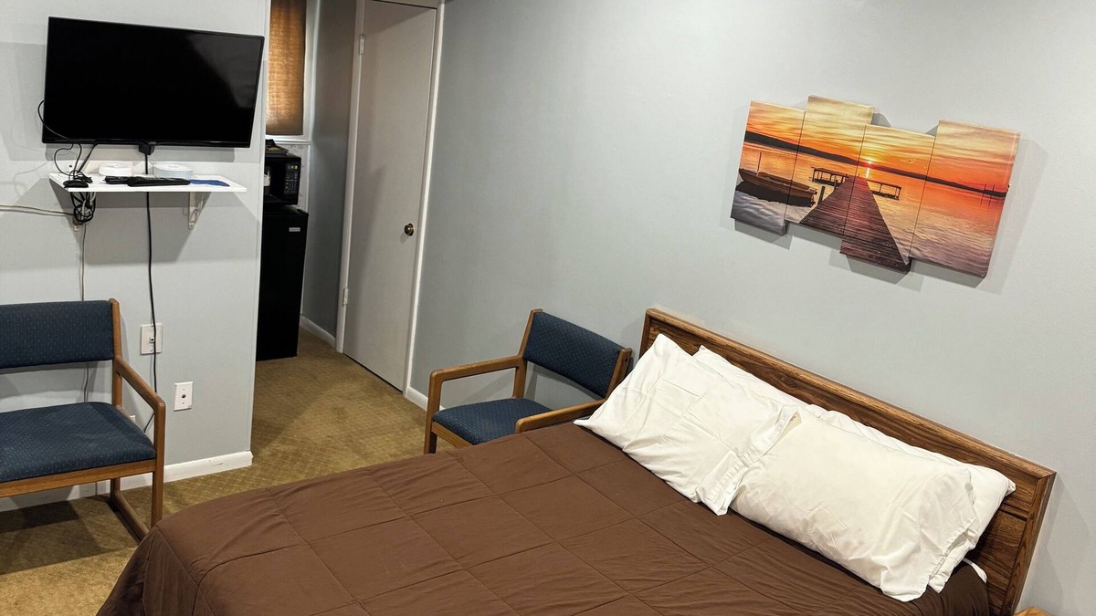 Downs Hotel | Fins N Feathers Lodge - One Queen Bed