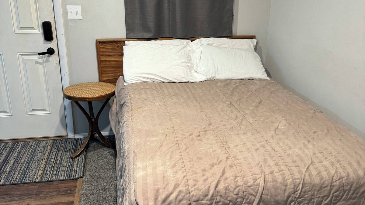 Downs Hotel | Fins N Feathers Lodge - Two Queen Beds