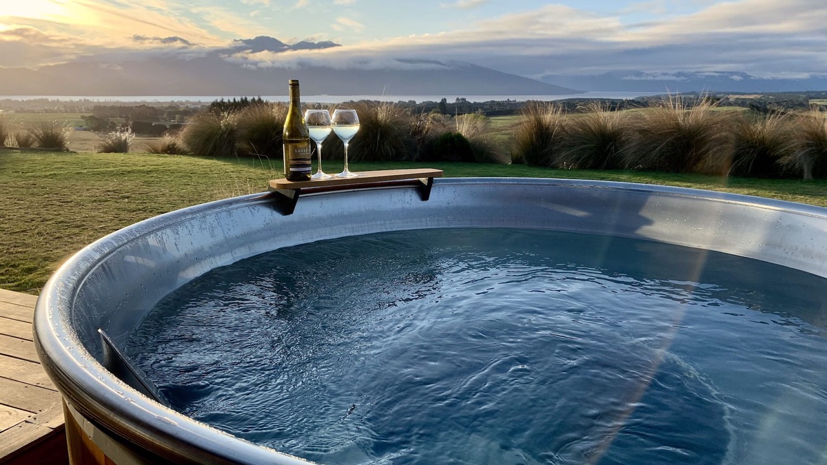 Te Anau House | Fiordland Eco-Retreat ☆ Panoramic Views ☆ Hot Tub