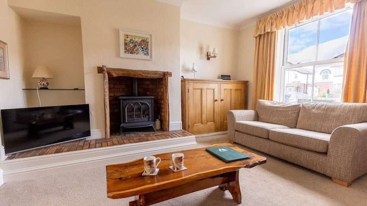Penrhyn Bay House | FIR TREE COTTAGE/COSY 3 BED COTTAGE IN PENRHYN BAY WITH SEA VIEWS, ACCESS TO