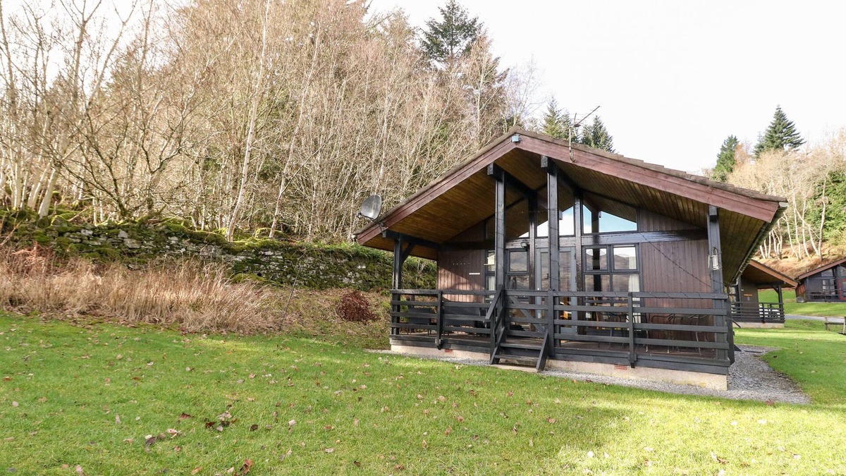 Heribost Cottage | FIRBUSH LODGE, pet friendly, character holiday cottage in Killin