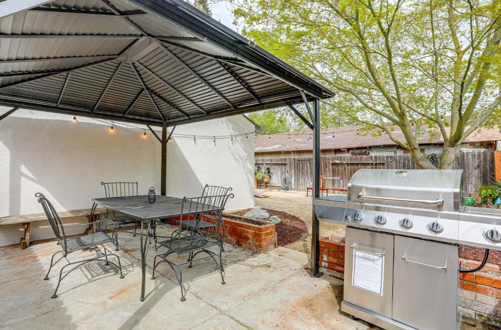 Clarksburg House | Fire Pit and Yard Games Inviting Clarksburg Cottage