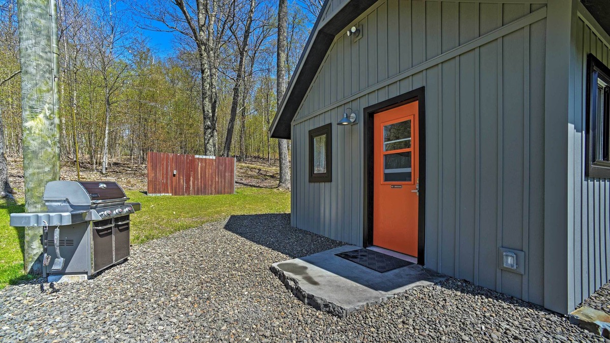 Milford Apartment | Fire Pit + Gas Grill: Secluded Studio in Milford!