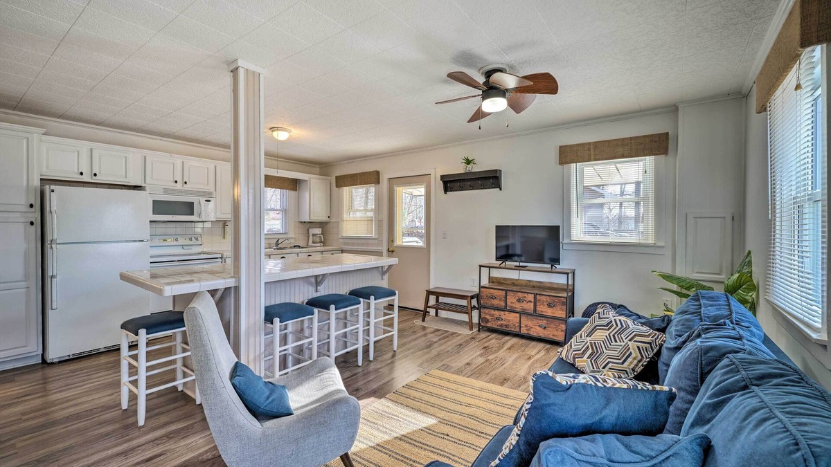 Mecosta Cottage | Fire Pit & Grill: Lakeview Mecosta Cottage!