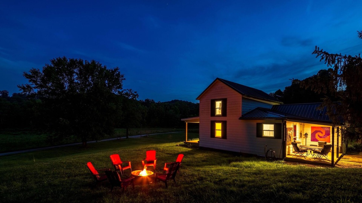 McArthur House | Fire Pit, Peaceful & Quaint Near Moonville Tunnel