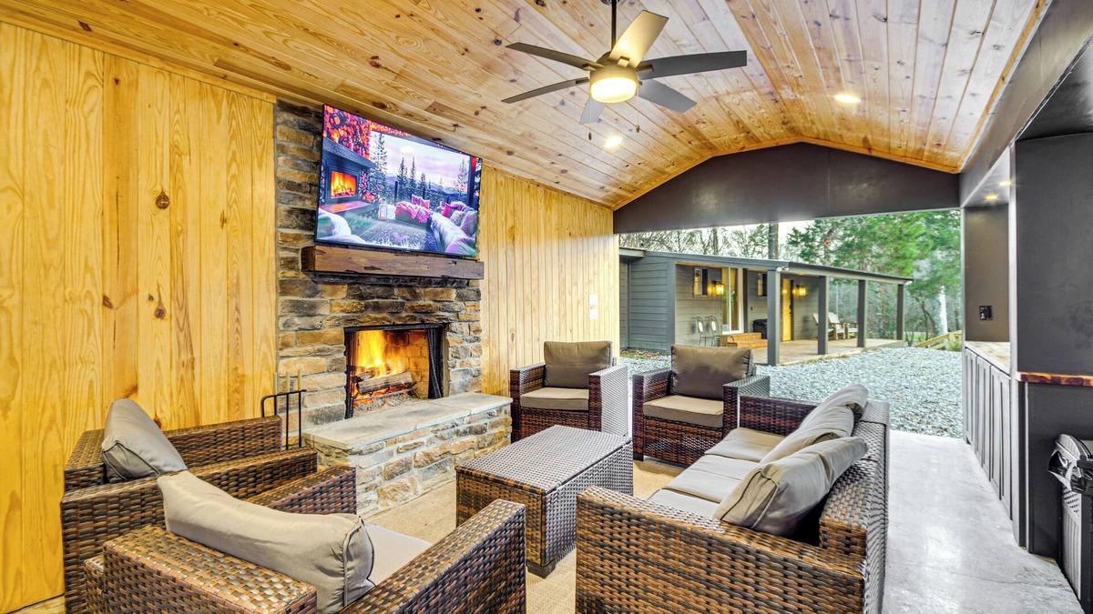 Tougaloo Cabin | Fire Pits + Gazebo: Lakefront Escape in Terry!