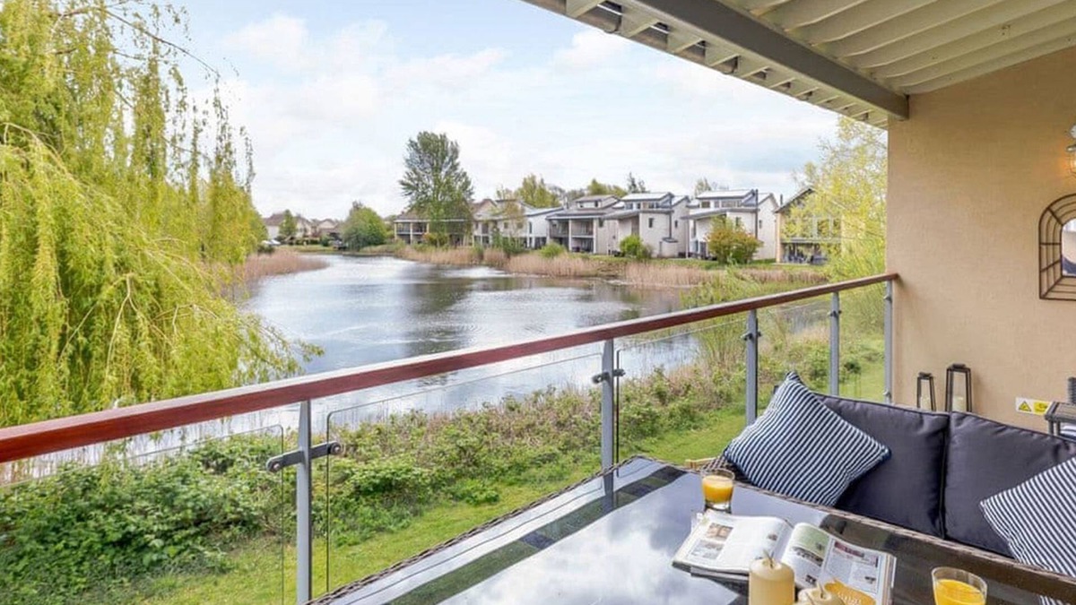 Cirencester Cottage | Firecrest, Cotswold Water Park - sleeps 10 guests in 4 bedrooms