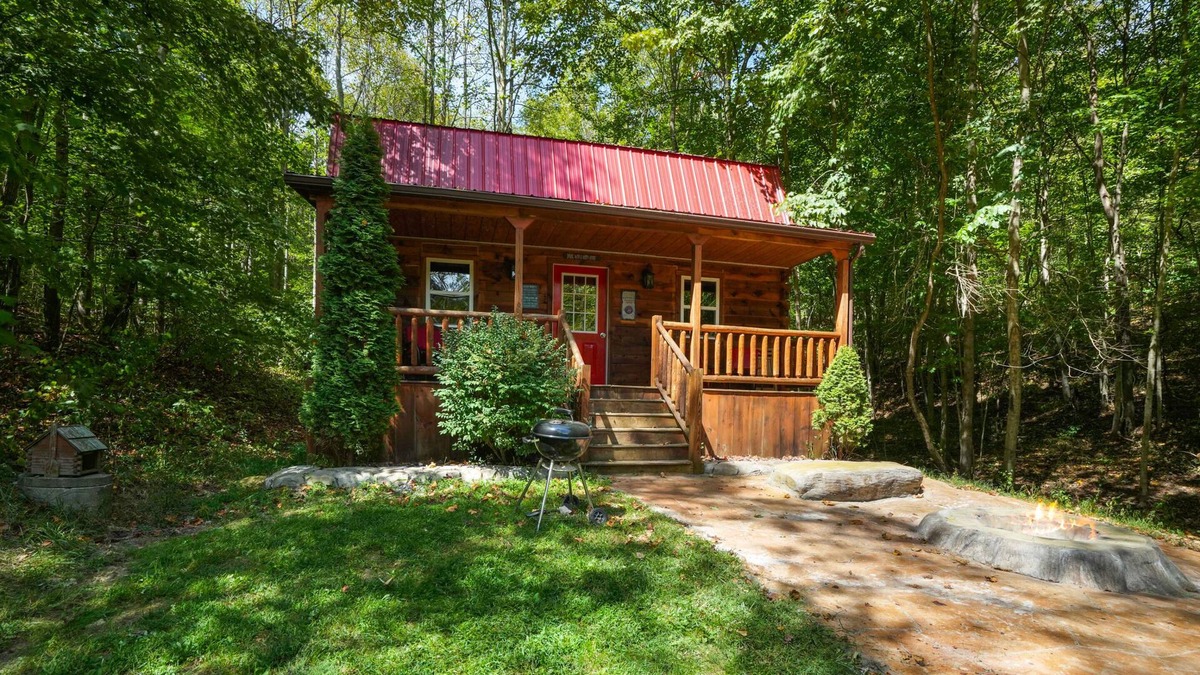 McArthur Cabin | Fireflies Hollow | Couples Cabin with a pond