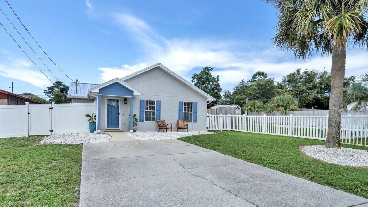 Fort Bay House | Firepit/BBQ/Games! Walk/Bike to Beach! Sleeps 6