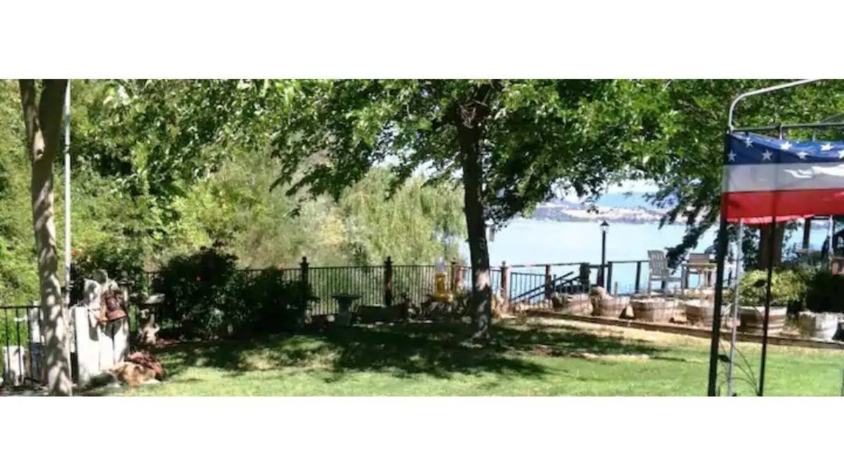 Lakeport House | Firepit, Clearlake, Lakeport CA, King bed Waterfront boat/dock Fishing.