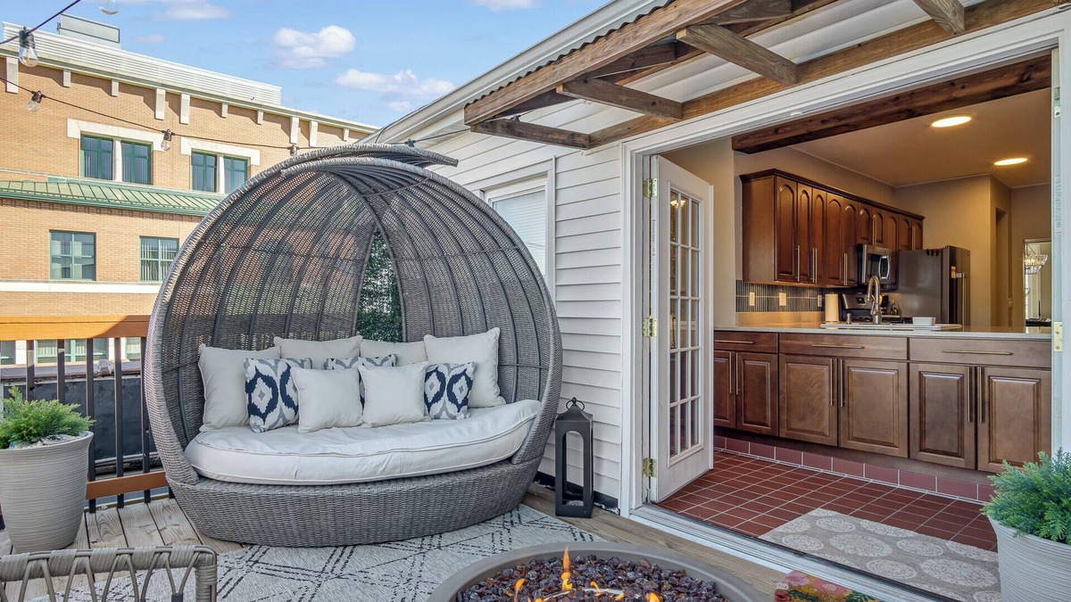 Waterloo Apartment | Firepit, Rooftop deck, Games & Bridal Suite and right next to The Coffee Girl