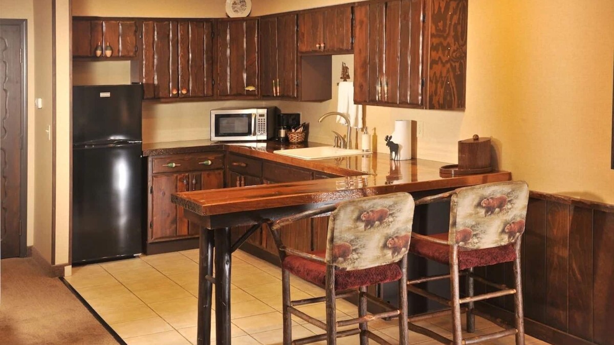 Onalaska Hotel | Fireplace, Dry Bar, Theme Suite Mini Premier, Stoney Creek La Crosse
